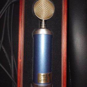 Microphone, with a microphone stand with it